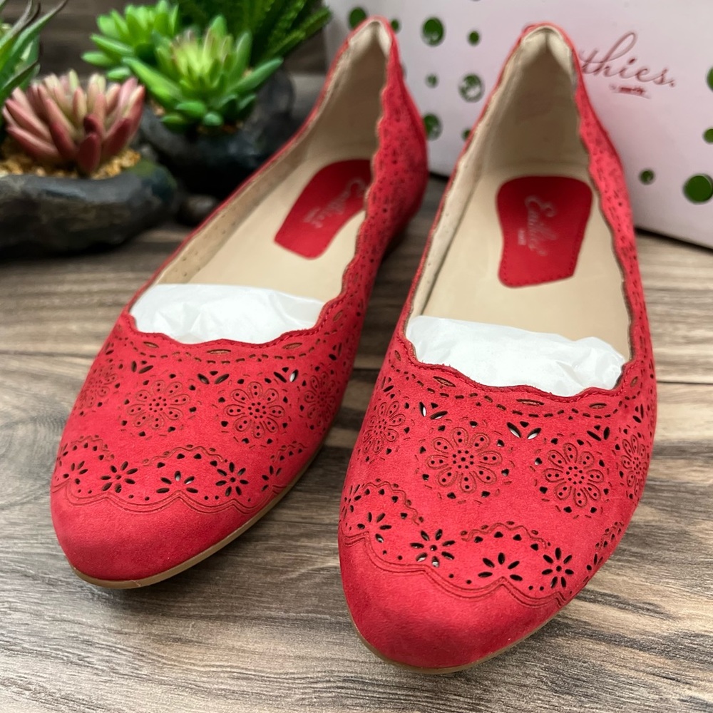 ❌SOLD❌NIB Earthies Lindi Floral Laser Cut Scalloped Leather Ballet Flats 7B - Picture 3 of 12